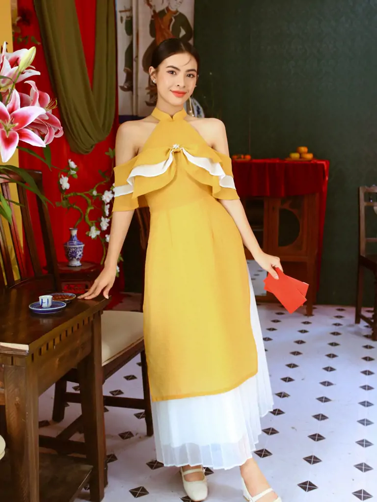 Áo dài Tết là trang phục truyền thống của người Việt trong dịp Tết đến xuân về. Nhưng bạn đã bao giờ tưởng tượng đến áo dài Tết cách tân chưa? Hãy đến với chúng tôi để thấy sự pha trộn hài hòa giữa truyền thống và hiện đại trên trang phục này.